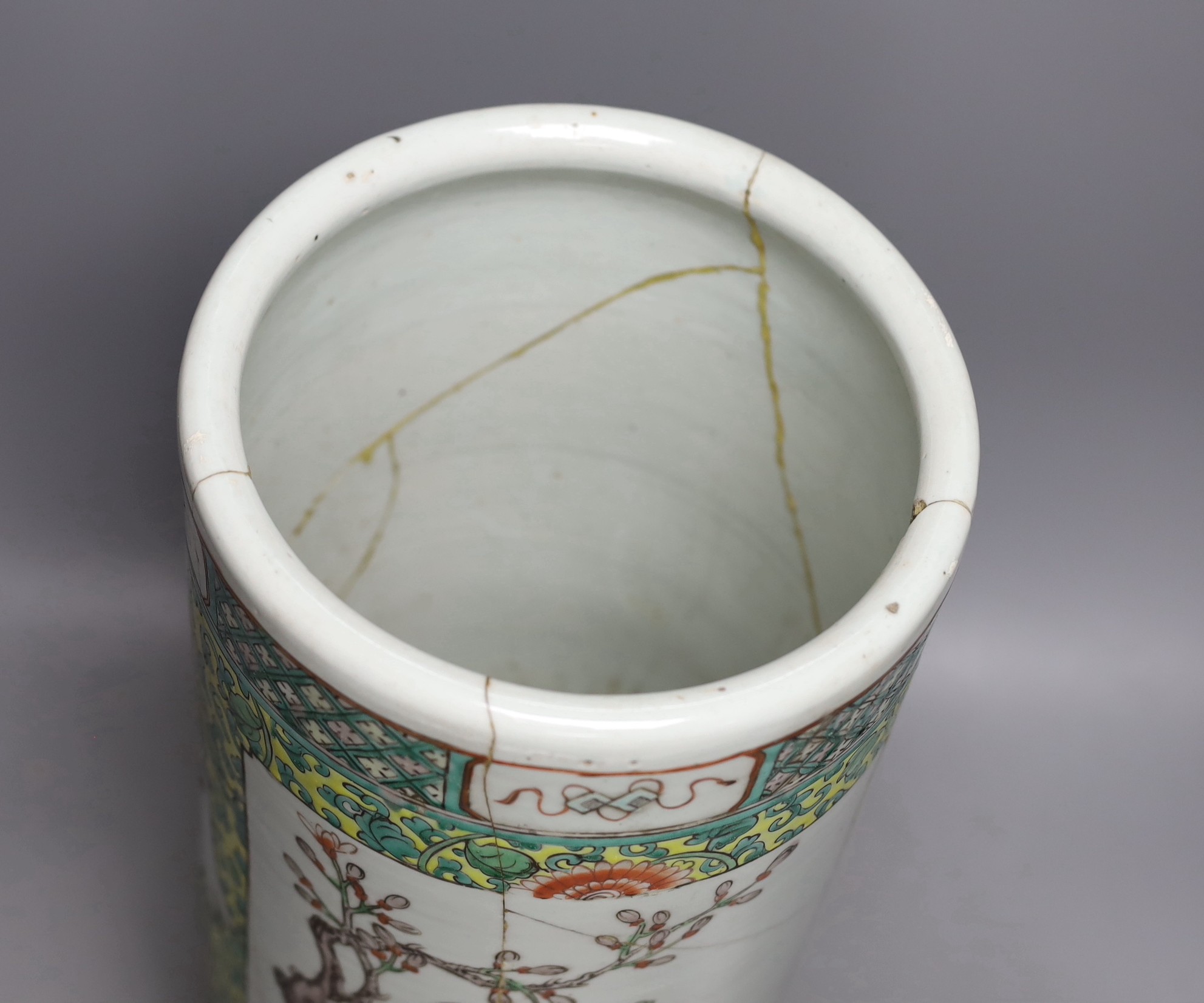 A Chinese famille verte umbrella stand, early 20th century, 44cm tall